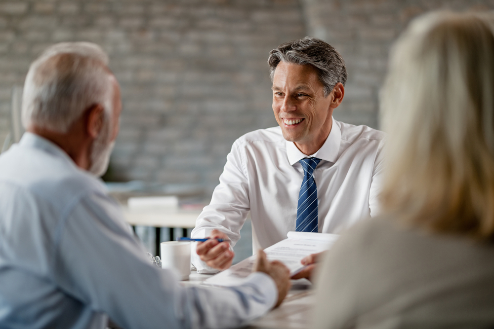 Advisor speaking to customers