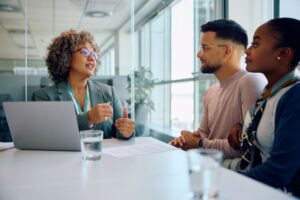 advisor speaking to customer